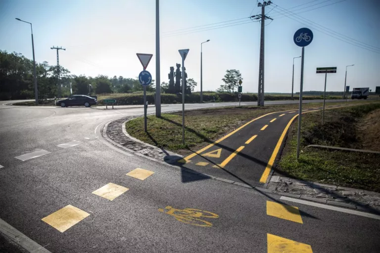 Illustration of Route M32, Hungary (2015) – Construction of an inter-urban cycle path 